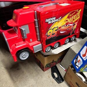 Disney cars Mack Truck Transporter with Lightning McQueen Car – Storage
